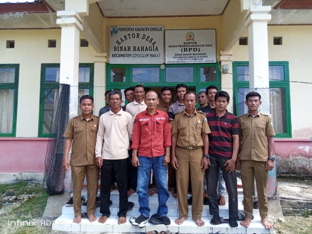 Foto Bersama di Kantor Desa Sinar Bahagia