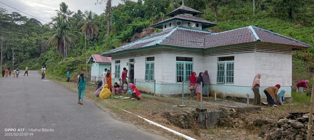Kebersamaan Masyarakat Desa dalam menjaga lingkungan yang bersih dan sehat (Gotong royong)